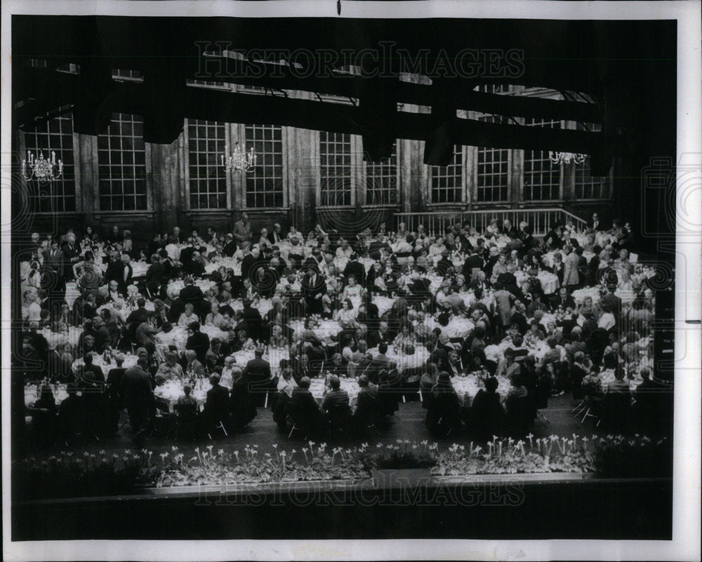 1976 Press Photo Lyric Opera Meeting People Stage Shot - RRX01415- Historic Images