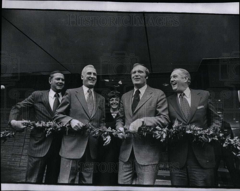 1973 Press Photo Lord Tayler East Coast Oakbrook Store - RRX01529- Historic Images