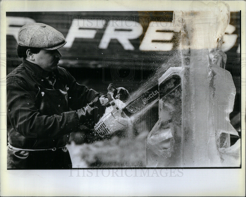 1983 Press Photo Harris Ice Company Sculptor James Dock - RRX01553- Historic Images