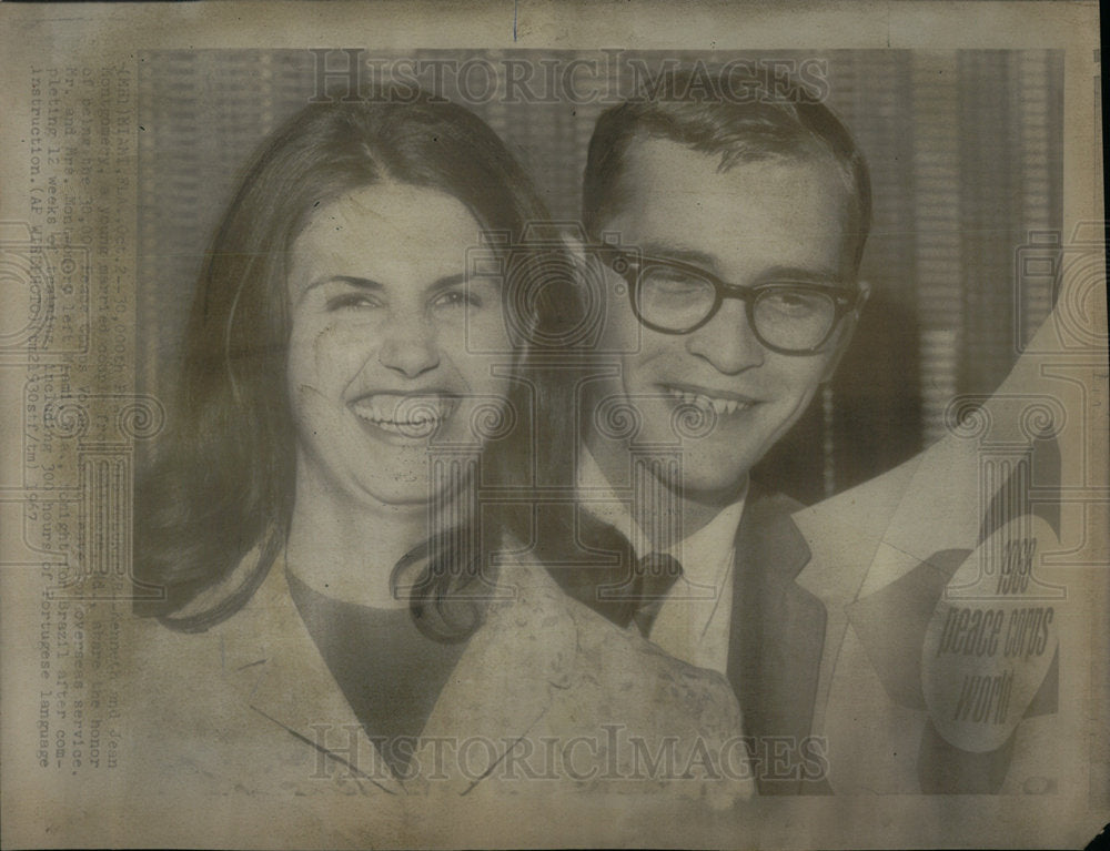 1967 Press Photo Young married couple join the Peace Co - RRX01829- Historic Images