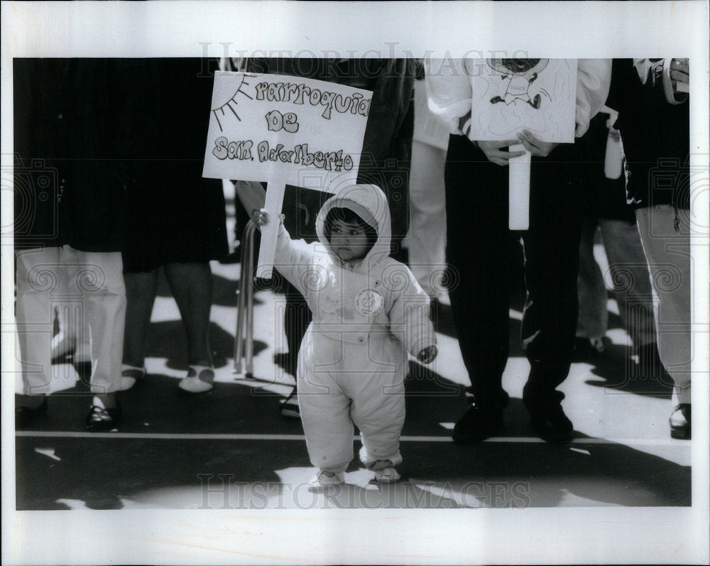 1994 Press Photo Lydia Vazquez St Adalbert Parish Peace - RRX01841- Historic Images