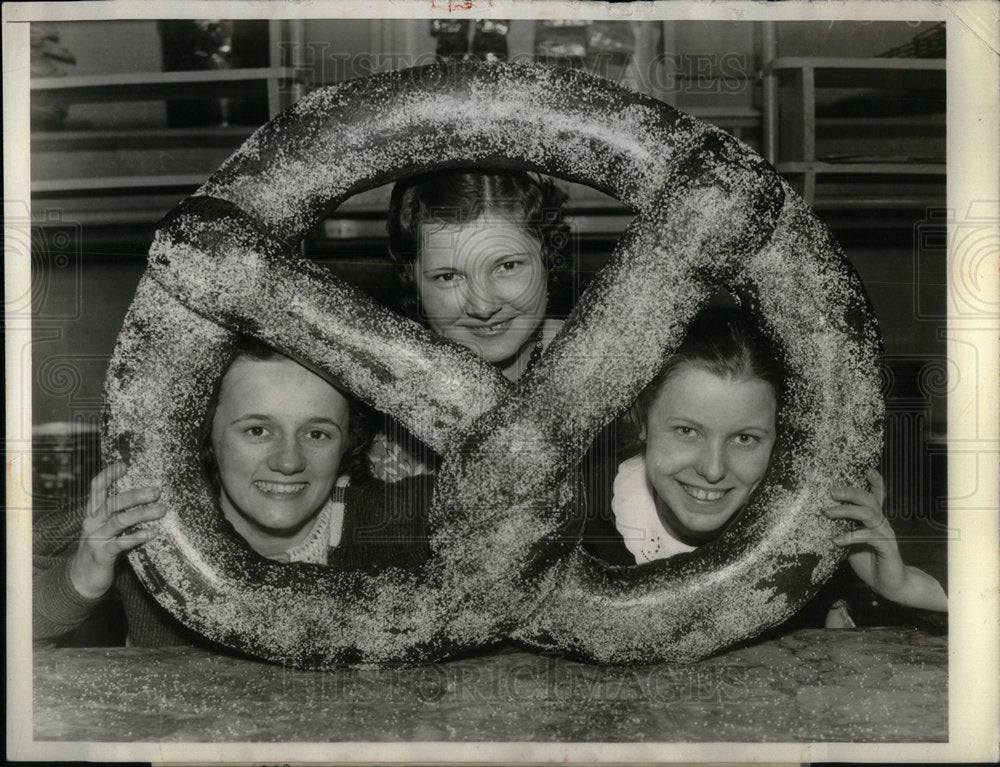 1934 Press Photo Pretzel - RRX01903- Historic Images