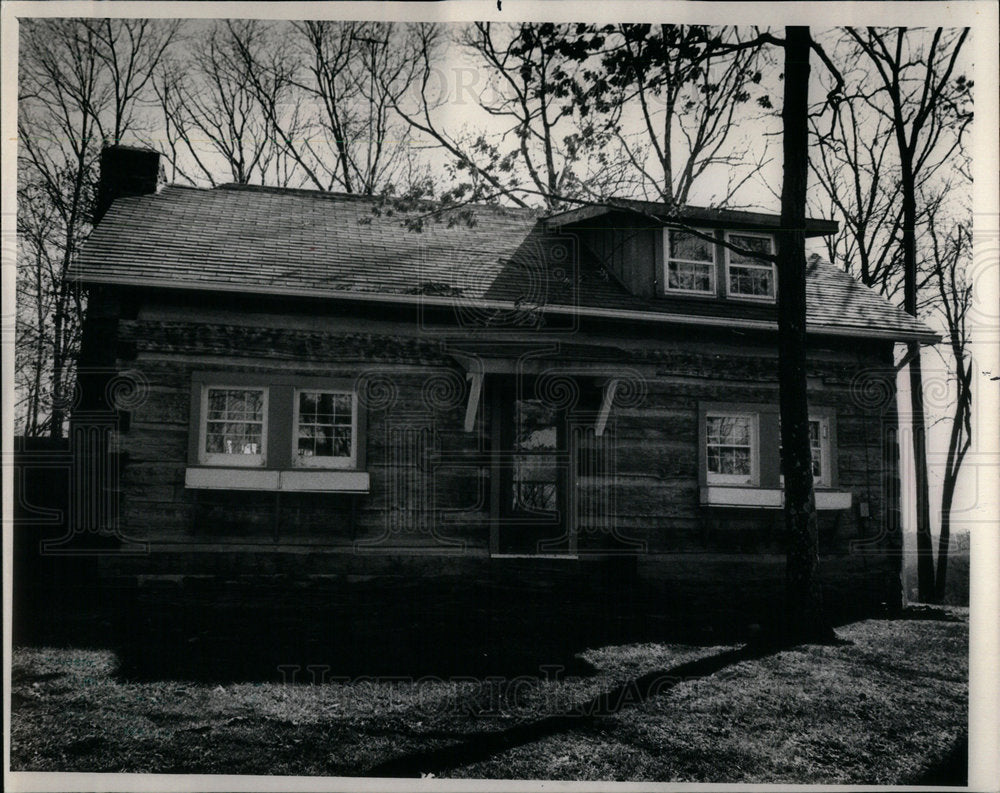 1985 Press Photo Kenner Cabin Five Building Cabin Tour - RRX01945- Historic Images