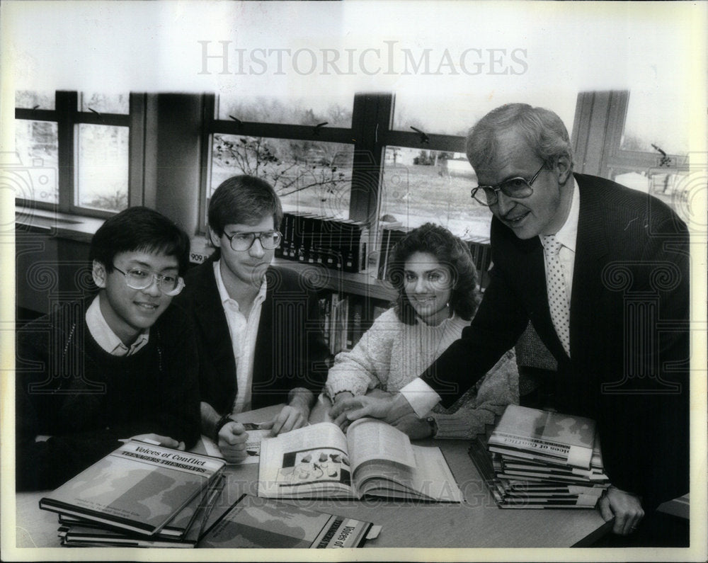 1988 Press Photo Howard Group Greg Japanese Dave Gina Head - RRX01973- Historic Images