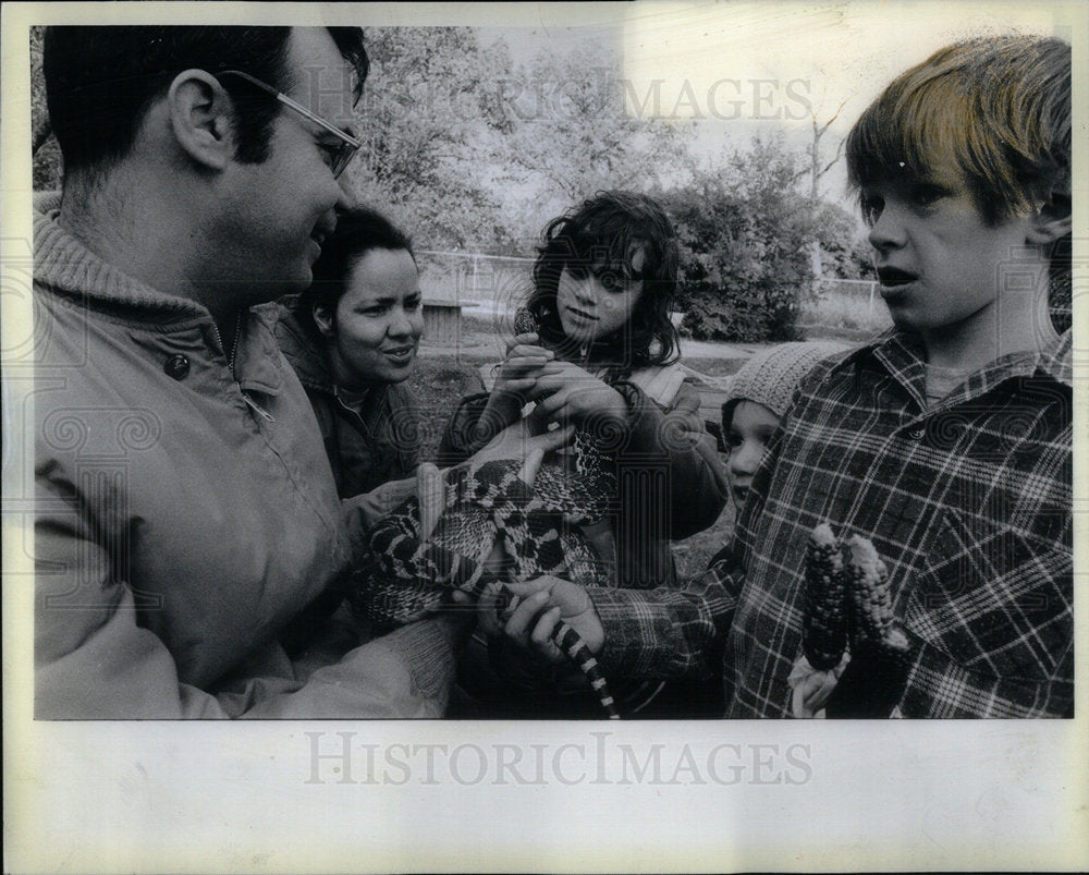 1982 Press Photo Kids With Pet Bull Snake Chicago - RRX02377- Historic Images