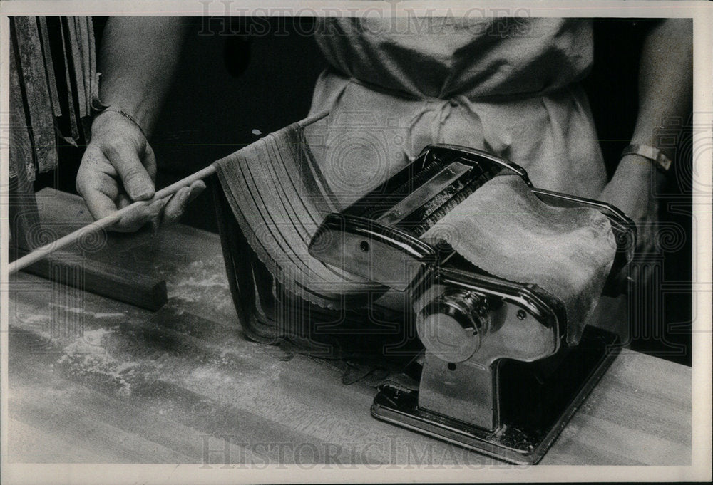 1980 Press Photo Instructor Step Sharon Sander Pasta - RRX02497- Historic Images