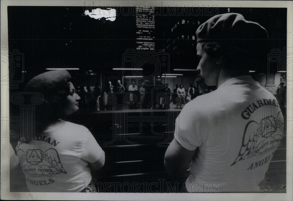 1981 Press Photo Guardian Angels Workers Talking - RRX02691- Historic Images