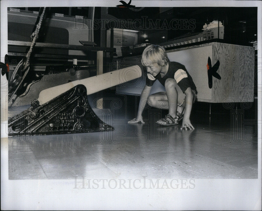 1976 Press Photo Robert Looks Through Parescope - RRX03725- Historic Images