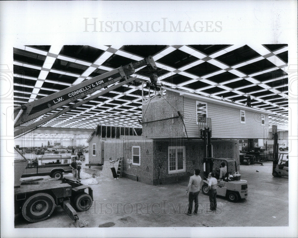 1990 Press Photo Workers assemble Three bed room cobo - RRX04637- Historic Images