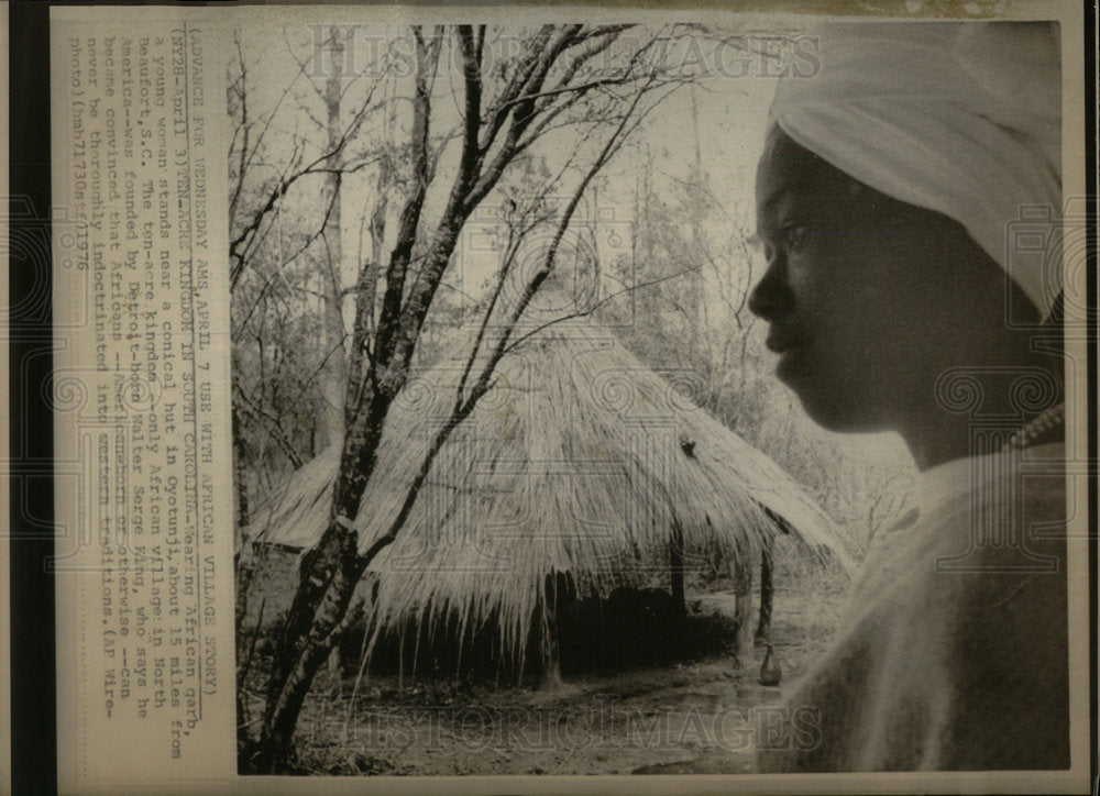 1976 Press Photo African garb woman Beaufort conical - RRX06607- Historic Images