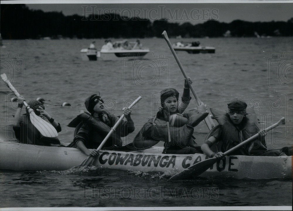 1990 Press Photo Cardboard Cup Regatta Cowabunga Canoe - RRX11385- Historic Images