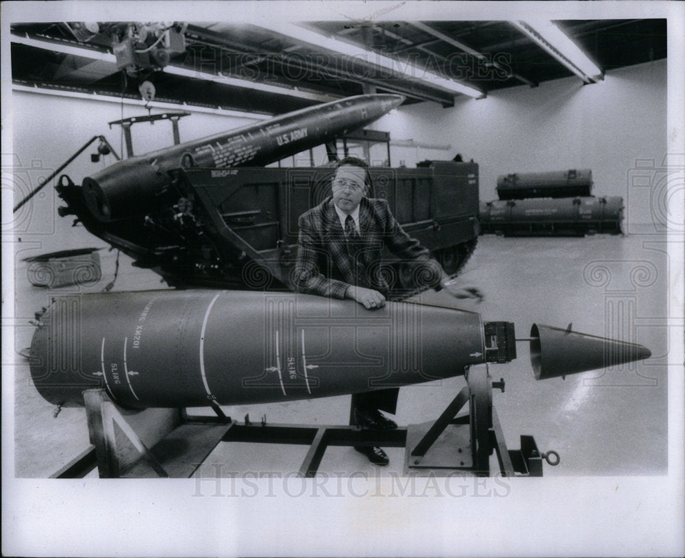 1974 Press Photo Smith Den Mgr Aero-space Michigan Aray - RRX55601- Historic Images