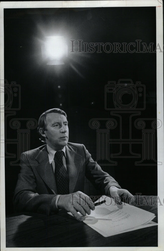 1977 Press Photo Robert MacNeil Novelist News Anchor Jo- Historic Images