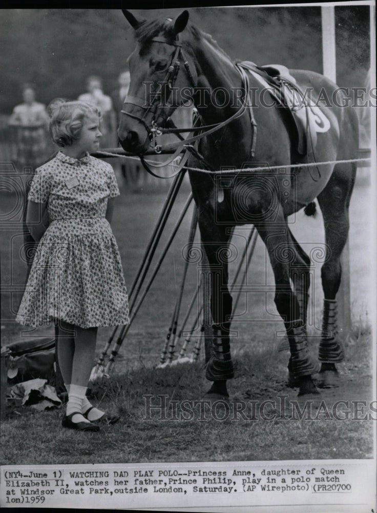 1959 Press Photo Princess Anne Watches Prince Philip- RSA01179- Historic Images