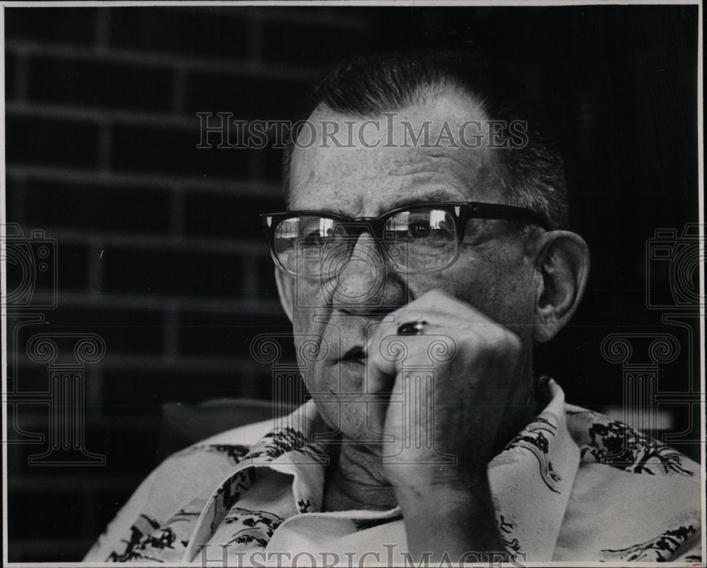 1976 Press Photo Austin Milhollin Solar Heating Enginee- Historic Images