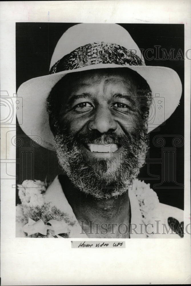 1990 Press Photo Famous Amos person wears hat pose- RSA03875- Historic Images