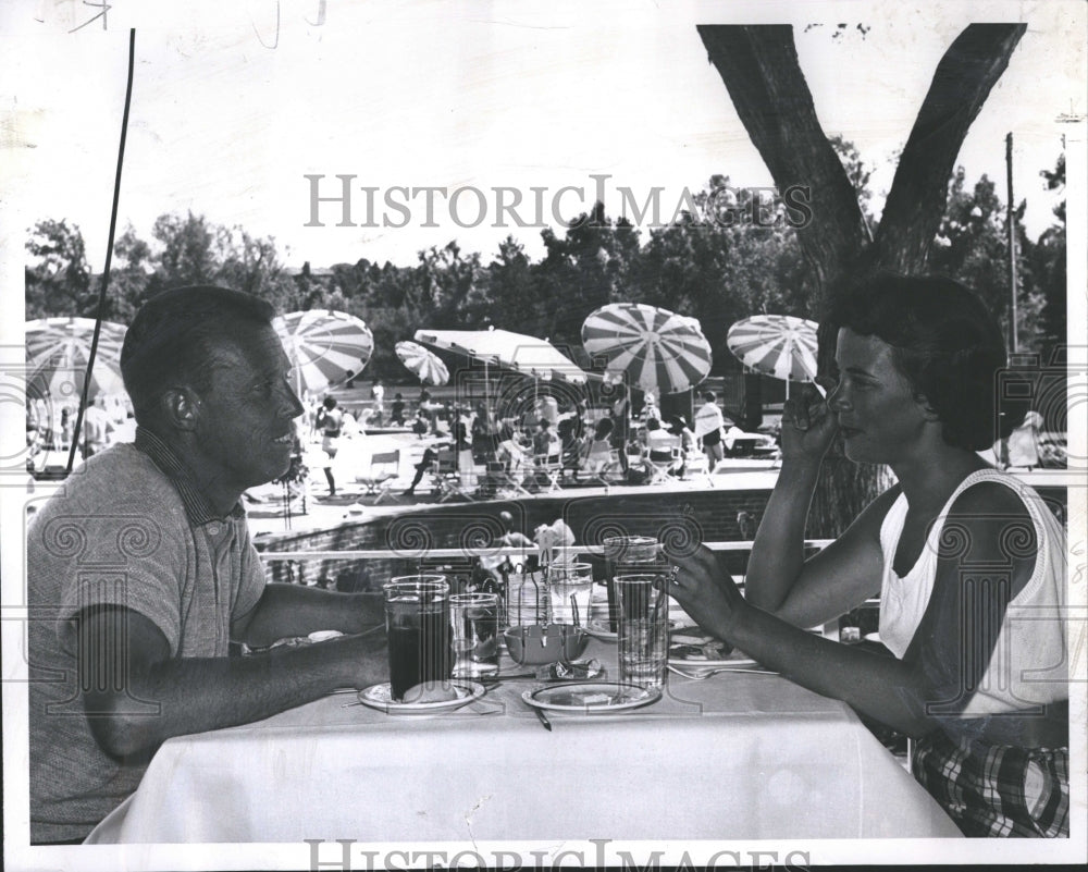 1960 Press Photo Mr, Mrs Harry T. Buchenau Lunching Den- RSA05615- Historic Images