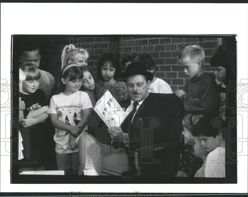 1991 Press Photo Principal Jim Burke Reads To Students- Historic Images