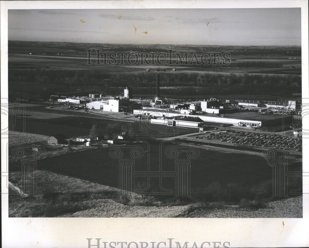 1964 Press Photo The Dupont Company, Tecumseh, Kansas- RSA06215- Historic Images