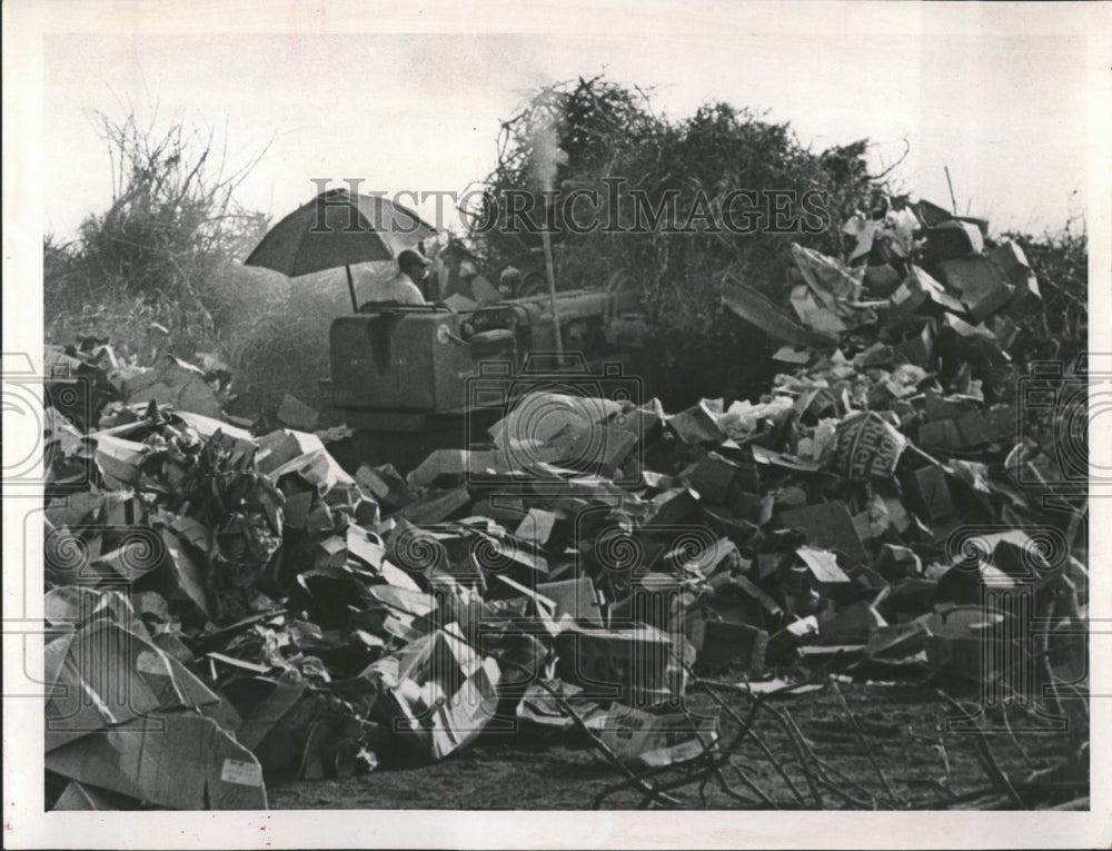 1963 Press Photo man works city dump Florida- RSA06257- Historic Images