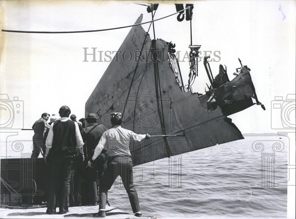 1971 Press Photo Salvage Workers Large Meta Piece Water- Historic Images