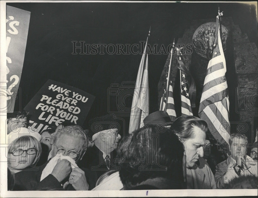 1970 Press Photo Chicagoan rally defector US Coast Guar- RSA07141- Historic Images