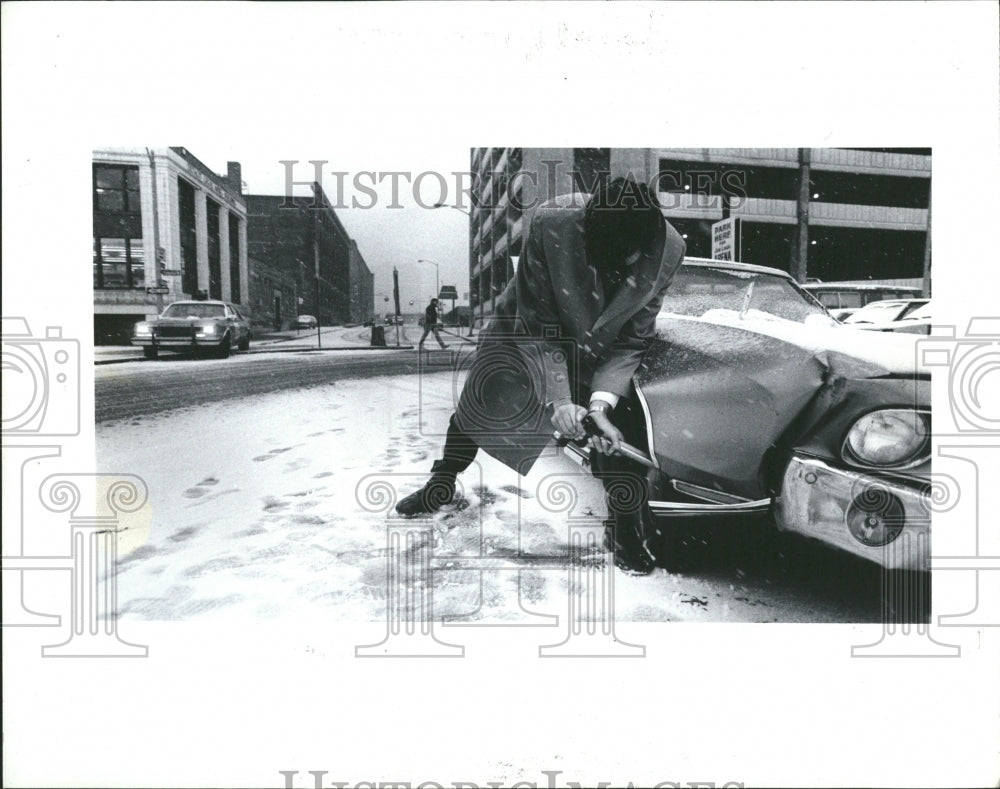 1983 Press Photo Dave Wind Works On Straightening Car W- Historic Images