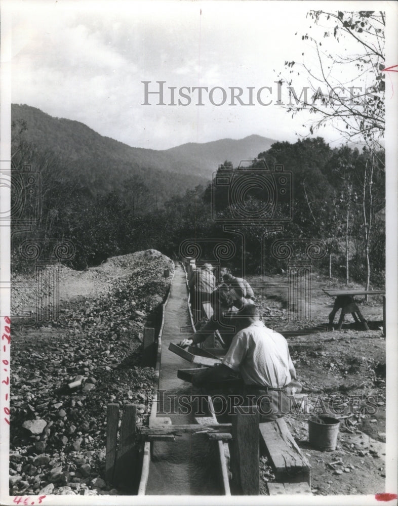 1972 Press Photo Rock hounds pan Riches Construction Cr- Historic Images