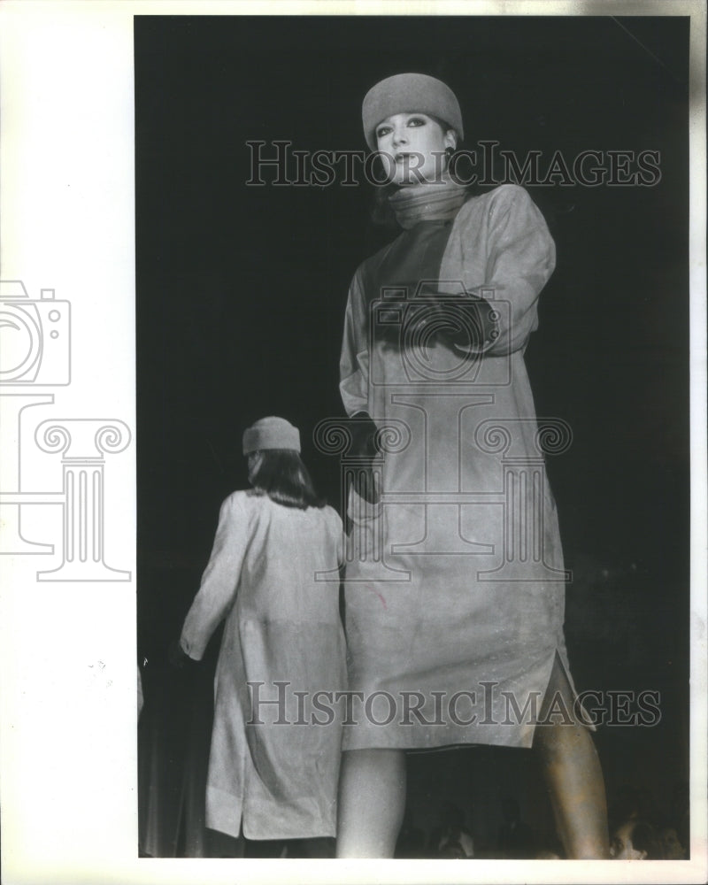 1983 Press Photo Female Model On Runway Wearing Dolman - Historic Images