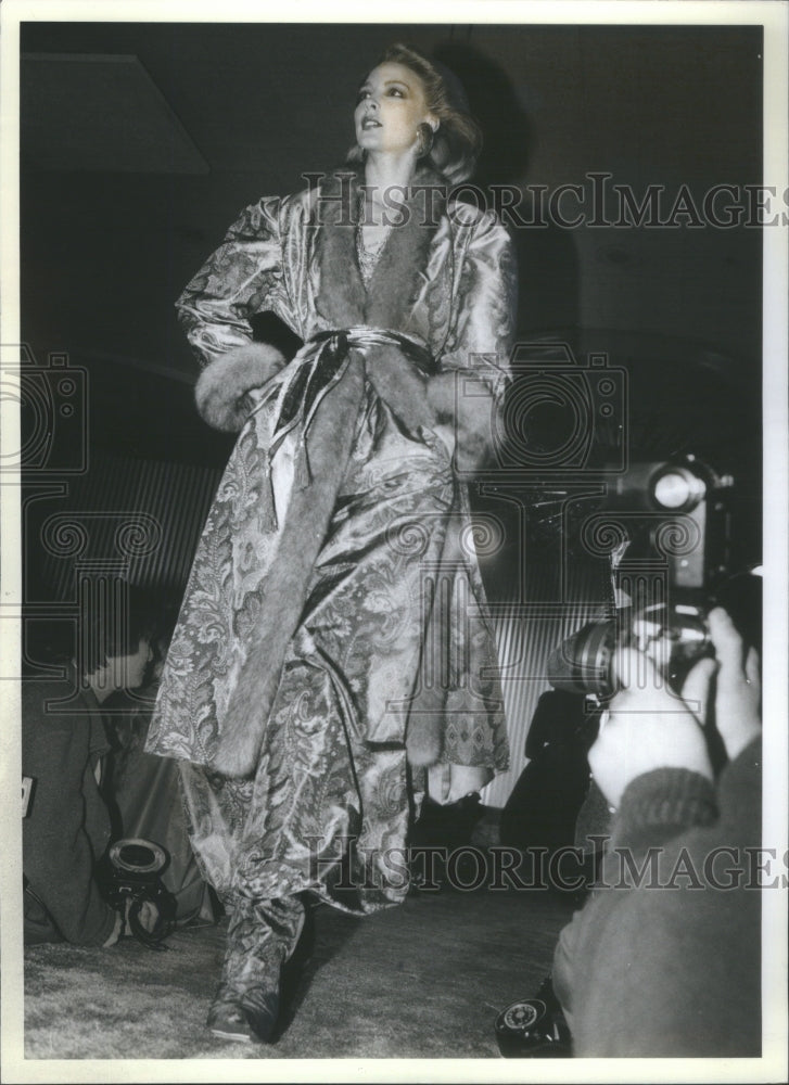 1981 Press Photo Geoffrey Beene's Rich-Peasant Dress- Historic Images