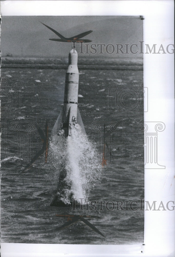 1960 Press Photo Navy Demonstrate Using Ocean Rocket As- RSA11385- Historic Images