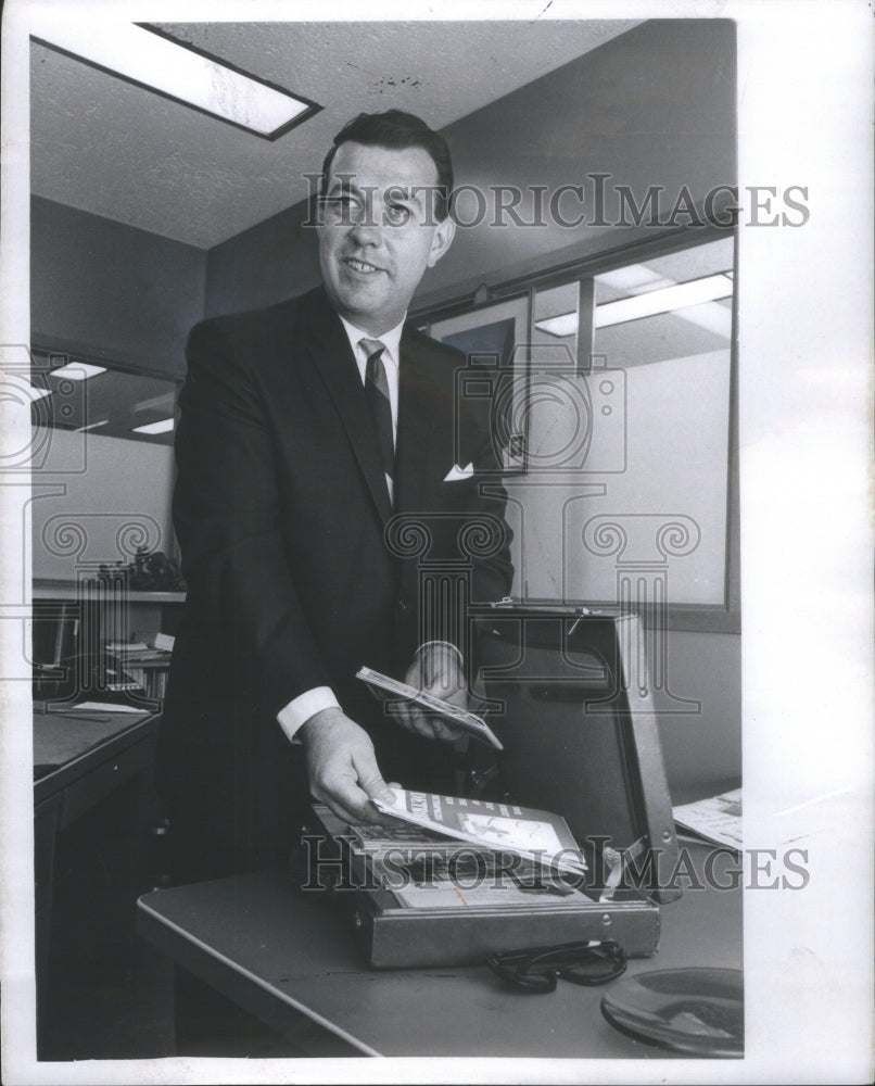 1967 Press Photo Detroit Publicist For City And County- RSA11991- Historic Images