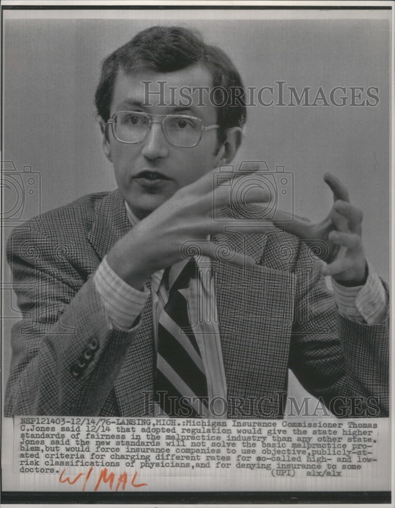 1976 Press Photo Michigan Insurance commissioner Thomas- RSA12191- Historic Images