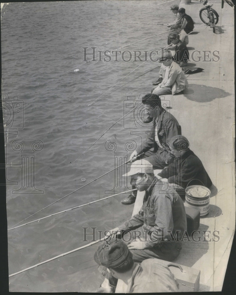 1951 Press Photo Line fisherman lagoon 12th street- RSA12217- Historic Images