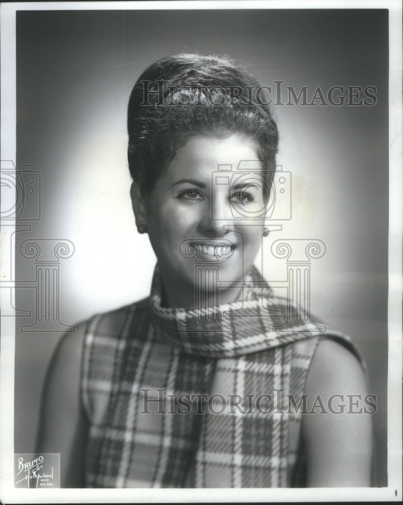 1969 Press Photo Miss Janet Cressman Beauty Stylist- RSA12937- Historic Images