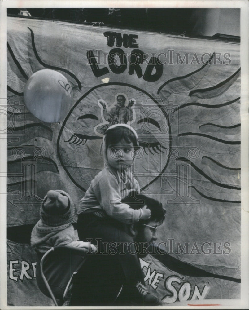 1972 Press Photo Michael Barbour views a &quot;peoples&#39; para- Historic Images