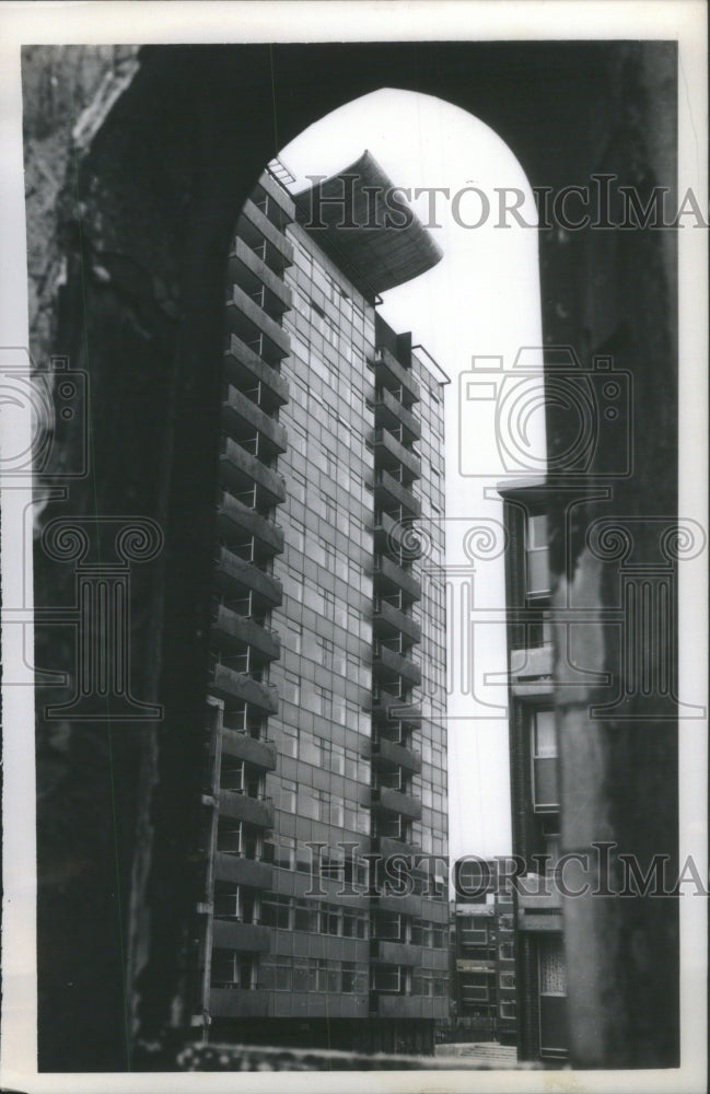 1957 Press Photo Flashy dwelling tenant room London- RSA15467- Historic Images