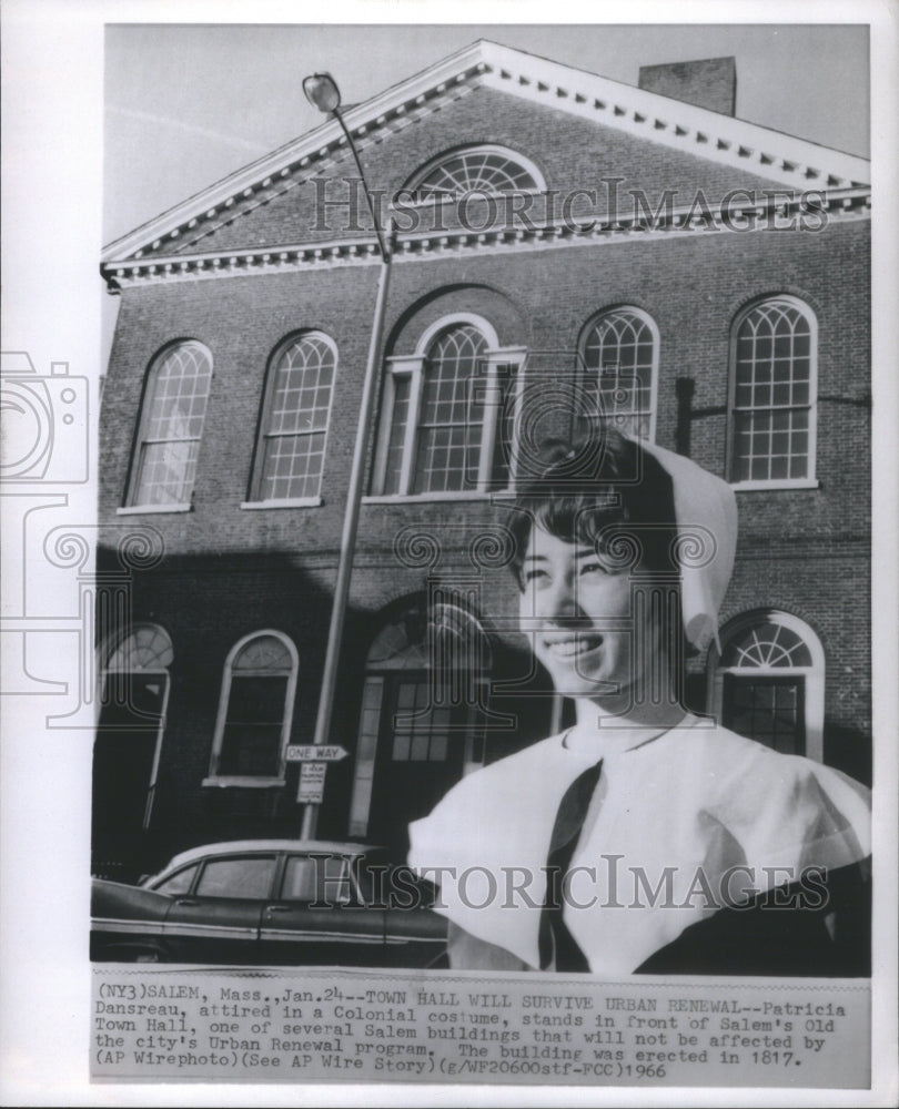 1966 Press Photo Patricia Dansreau Salem Old Town Hall- RSA16561- Historic Images