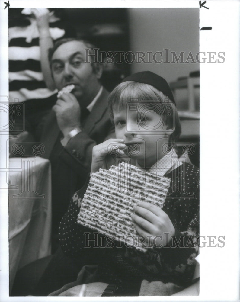 1990 Press Photo Igor Gbuzberg &amp; Semyev Smolkin Eat Mat- RSA18213- Historic Images