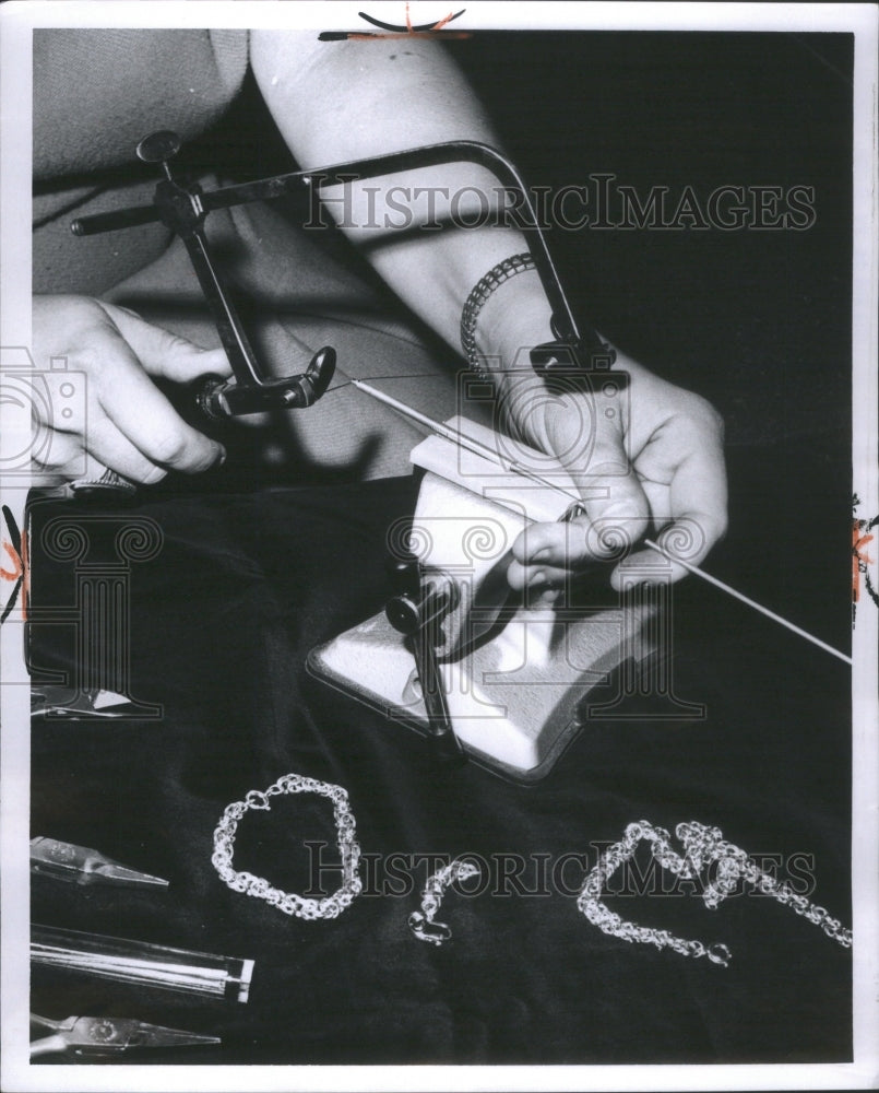 1970 Press Photo Jewelry Making Demonstration- Historic Images