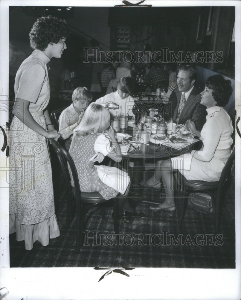 1976 Press Photo Dause Family &amp; Hostess Margaret Erdman- RSA18701- Historic Images