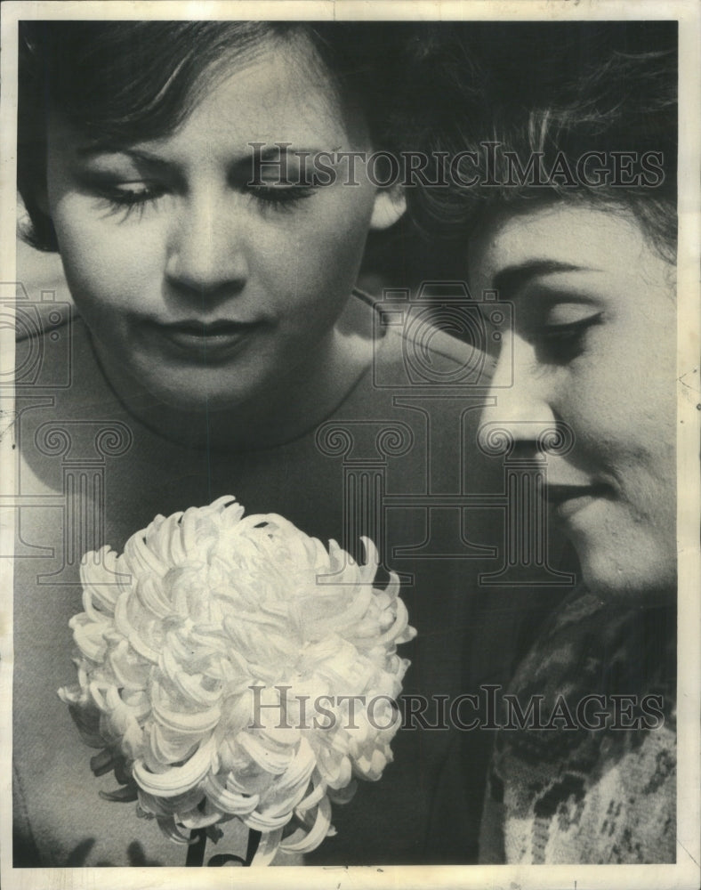 1963 Press Photo Jane Considine Elaine Palecki big mum- RSA18783- Historic Images