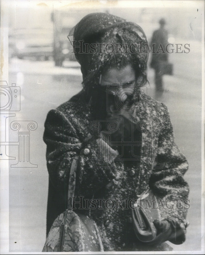 1968 Press Photo Pedestrian Facing Winter Blizzard- RSA19113- Historic Images