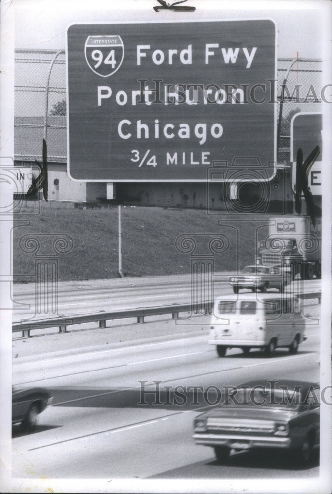 1966 Press Photo View Of Detroit Interstate Sign On I-7- RSA20225- Historic Images