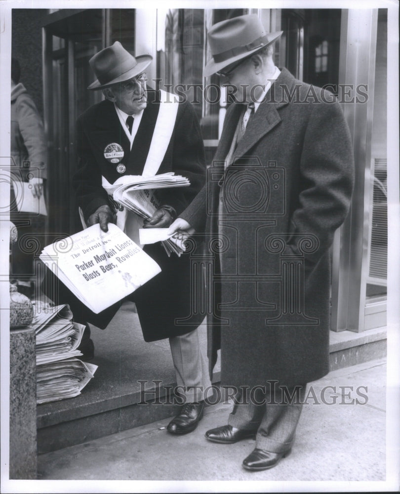 1958 Press Photo Walter McKenzie Ray Miotel Check Ander- RSA20409- Historic Images