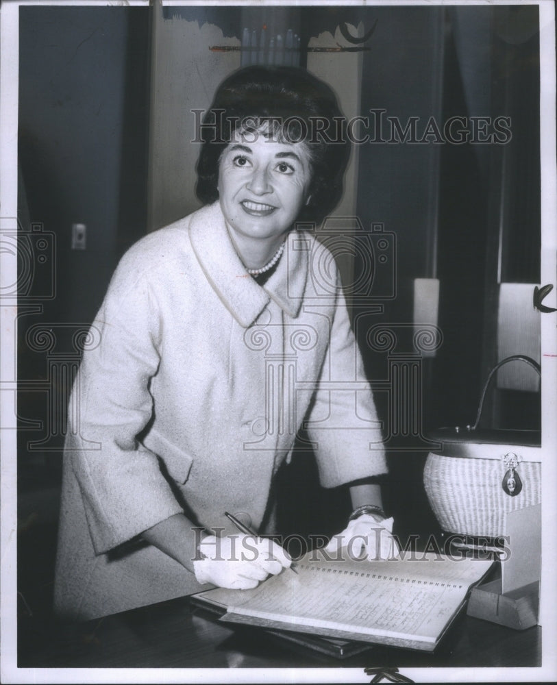 1965 Press Photo Mrs Max Murninghan wife Lansing mayor- RSA21157- Historic Images