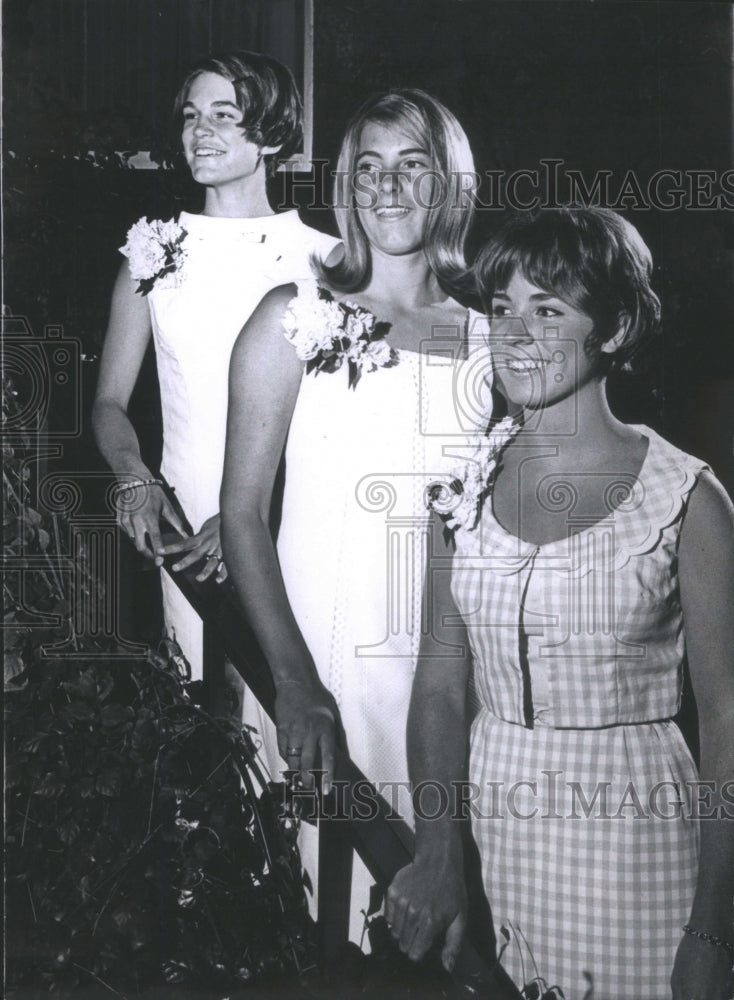 1965 Press Photo Misses Virginia Hawley Paula Felix Jud- Historic Images