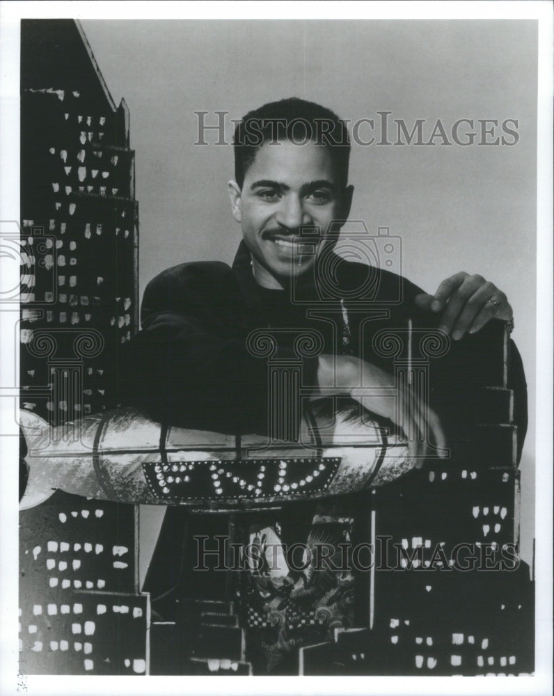 1992 Press Photo Host Friday Night Videos NBC Darryl Be- RSA22587- Historic Images