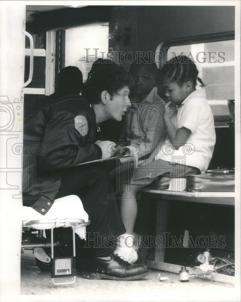 1986 Press Photo paramedic children Delano Elementary S - RSA22863