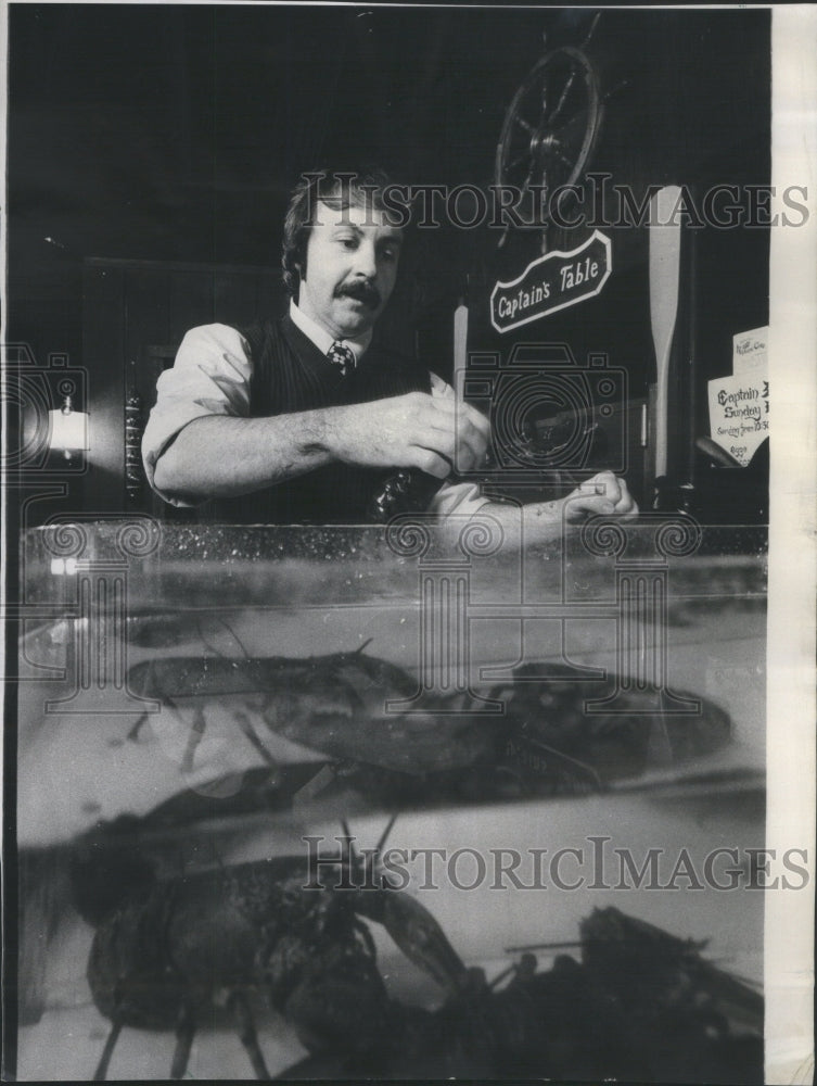 1975 Press Photo John Mc Kerring live lobster tank Capt- Historic Images